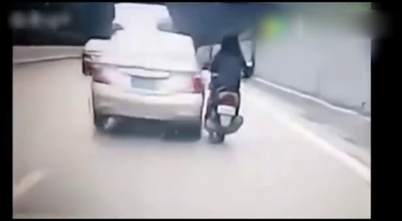 路怒司机别电动车，结果受伤的却是自己