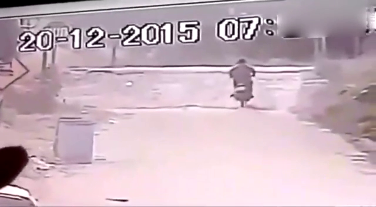 大货车都不躲的电动车老大爷，终于碰到硬茬子，看你以后还敢不敢