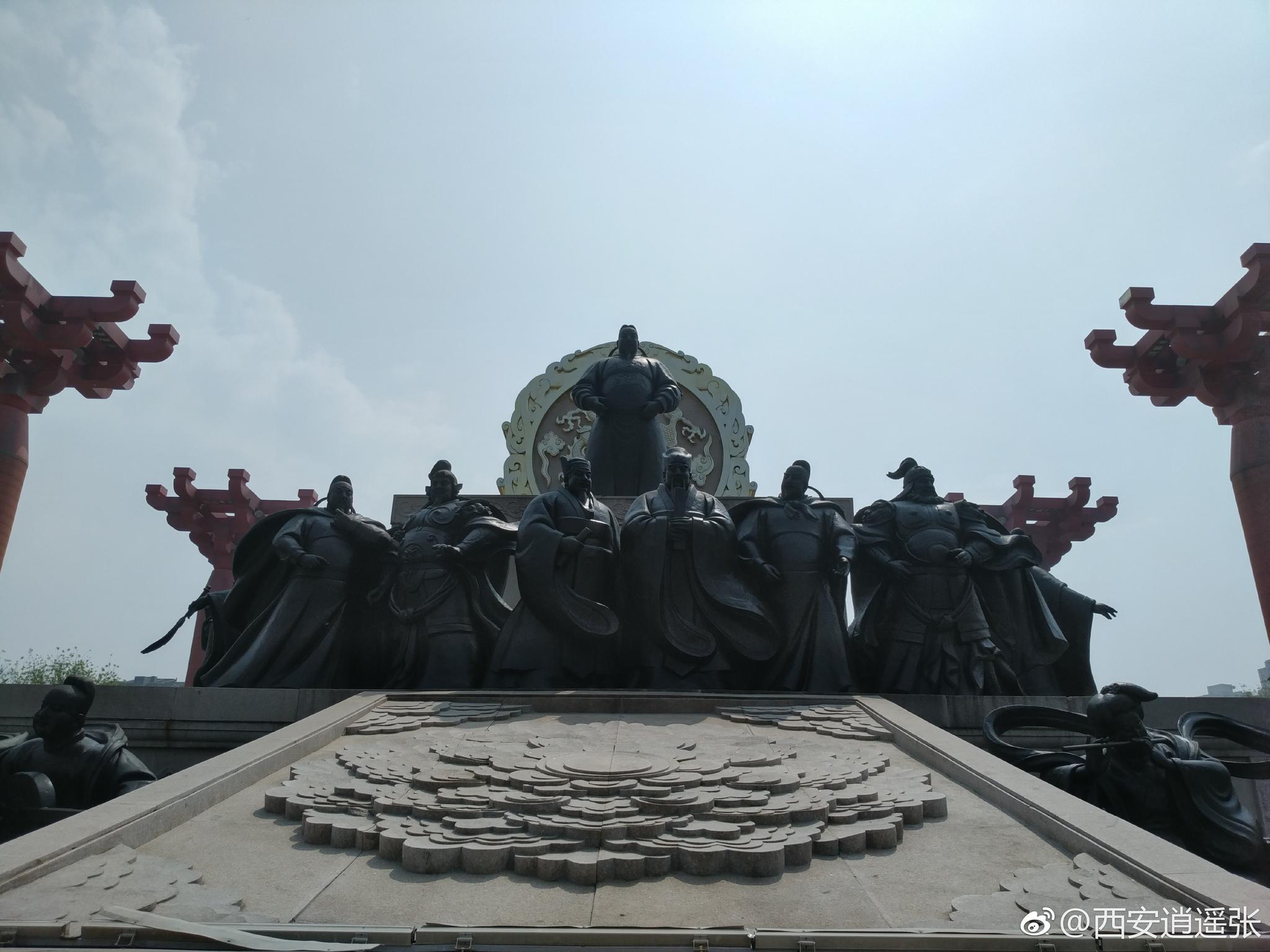 开元广场位于西安市雁塔南路,曲江书画艺术馆