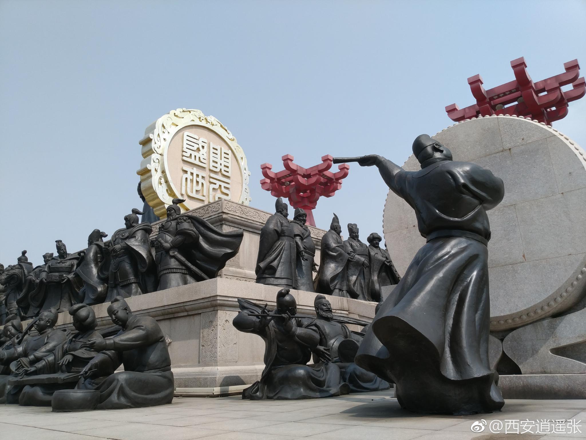 开元广场位于西安市雁塔南路，曲江书画艺术馆前