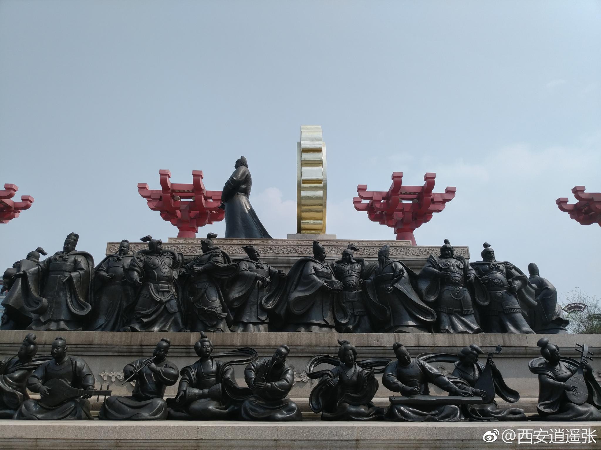 开元广场位于西安市雁塔南路,曲江书画艺术馆