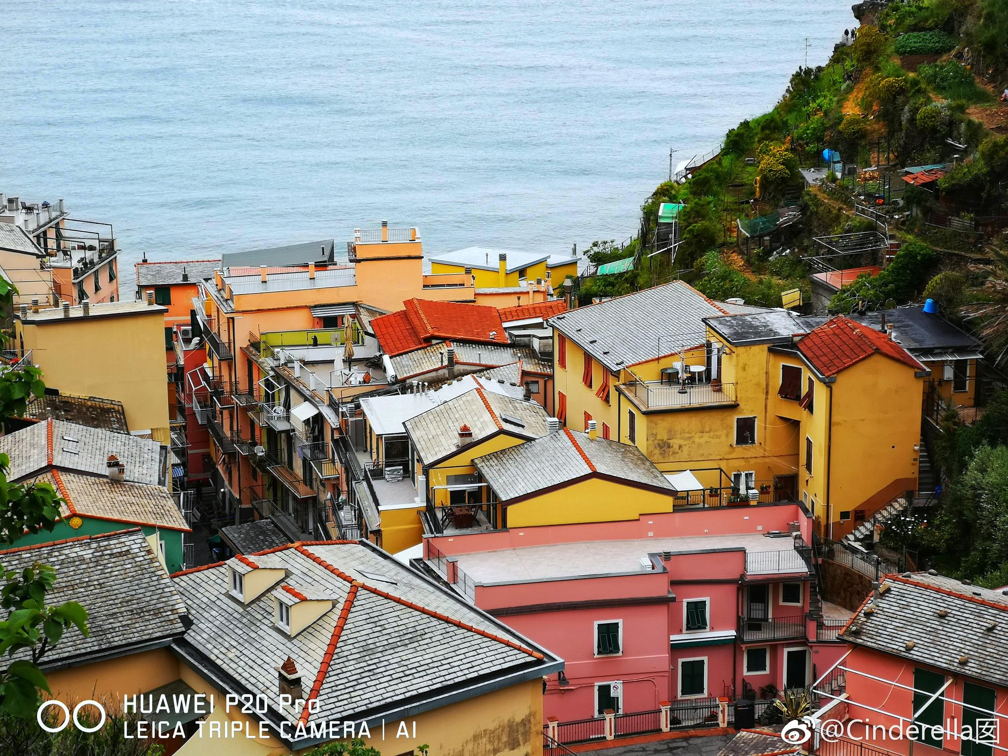 五渔村是意大利的著名旅游景点，即使天气阴沉也挡不住有空的热行