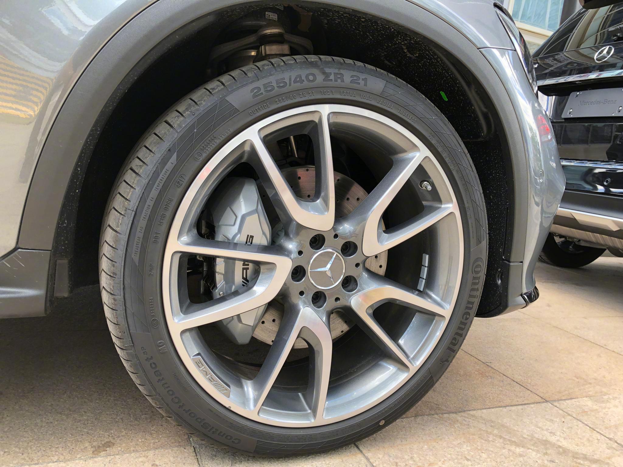 GLC43 AMG,包围和21轮子,让车看着下盘很稳,挺舒服的造型。