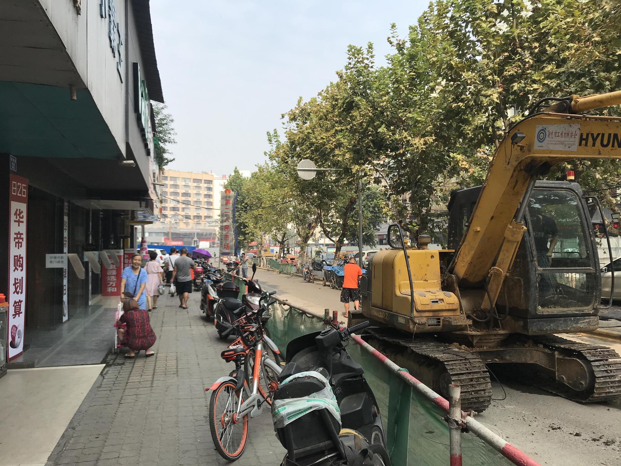 四川南充:多条道路陆续恢复通车,果城路改造加班加点,现场实拍