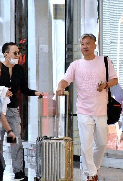 56岁宋丹丹现身机场苍老无人识 网友: 发型亮了!