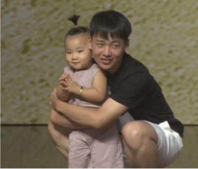 郭德纲儿子郭麒麟约会女子被拍 经纪人5个字回应图片