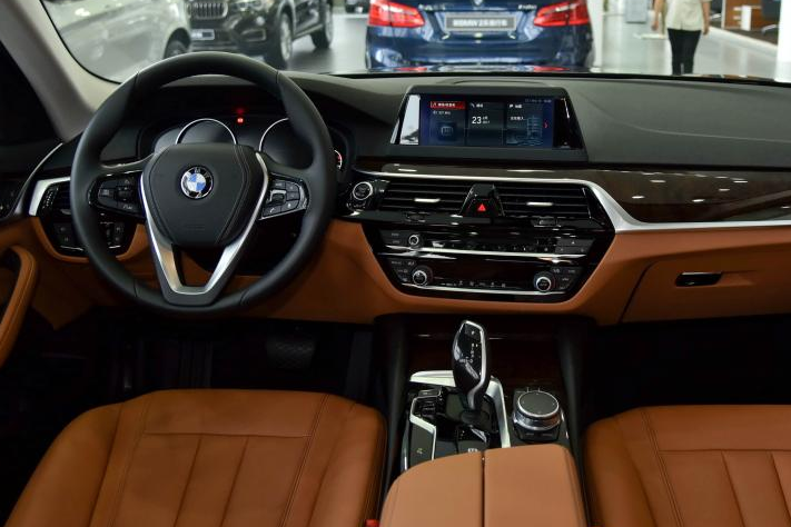 大人物一般都开此车，口碑好毛病少，外观大气威猛