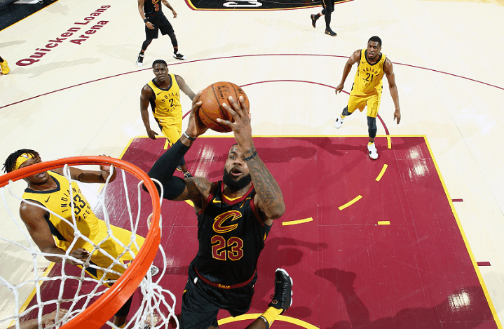 詹姆斯瞬间泪如雨下!波波维奇家人离去,老汉这