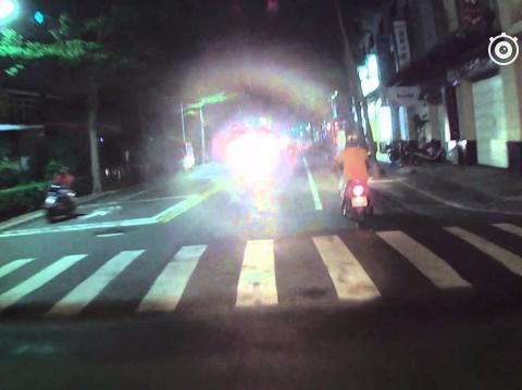 大灯闪一下、闪两下、闪三下都不知什么意思，还说自己是老司机？