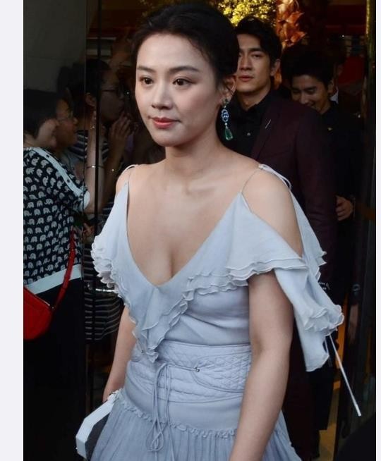 马思纯真空参加活动大胆露半球 粉丝一阵狂拍 网友:更爱纯纯的你