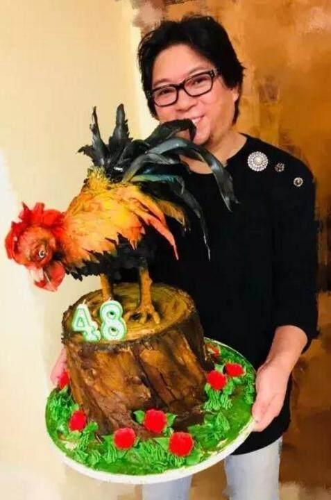 搞笑的高晓松订了一个大公鸡造型的生日蛋糕,一是因为过生日是鸡年,二