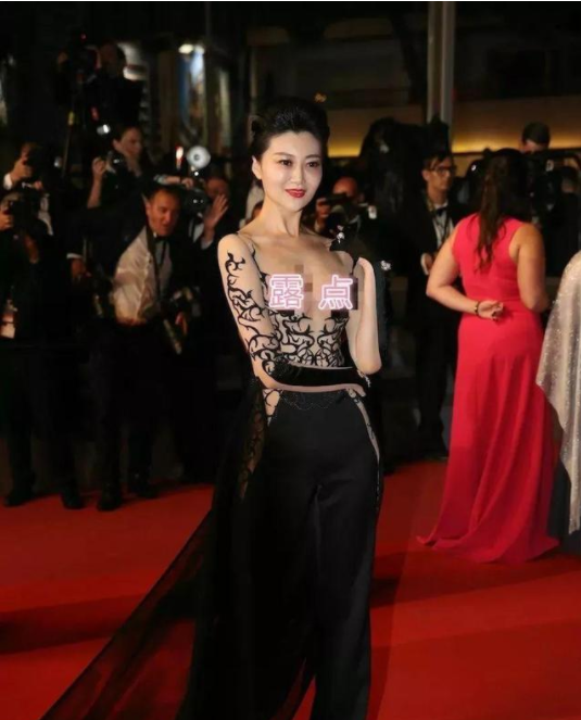 今年的戛纳电影节红毯上,一个叫做赵欣的18线模特竟然直接露出胸前