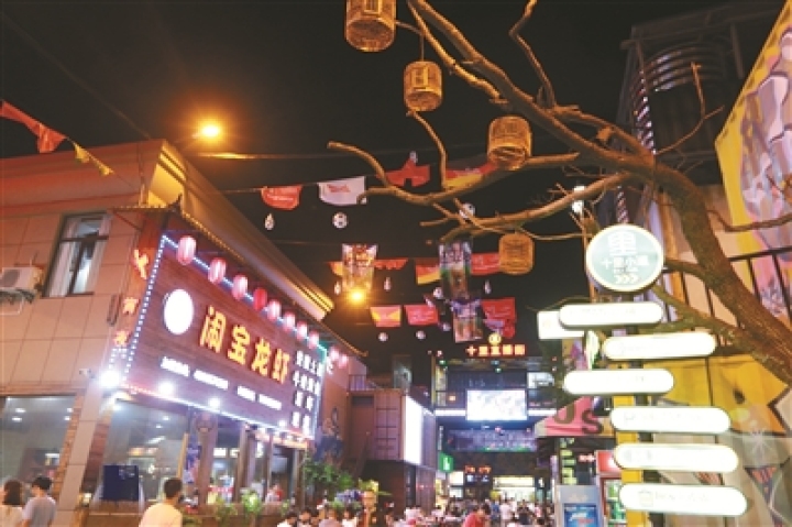 东裕夜市: 老旧厂房的华丽转身