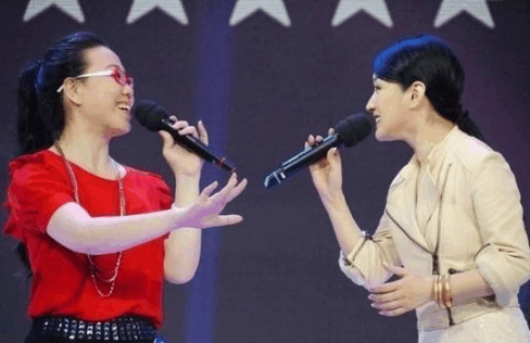 杨钰莹全家照, 母亲是不老女神, 被人当面辱骂, 她的回应好心酸!