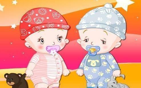 医生称腹中双胞胎可能畸形, 妈妈坚持要生, 两宝宝出生家人落泪图片