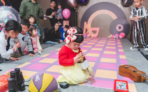 波妞周岁生日,赵又廷到场却被问高圆圆何时生