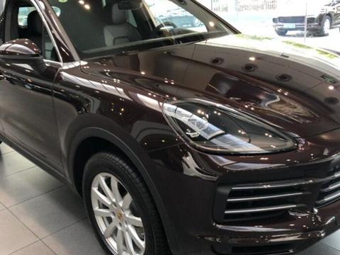 18款卡宴桃木红提车，轮毂实在太廉价，还不如众泰，必须得换掉