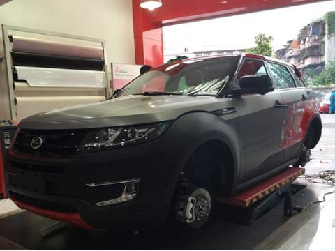 买辆陆风X7非得换路虎标吗？小伙这样一改完胜路虎极光