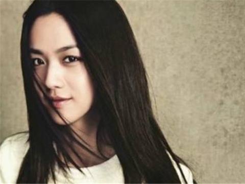 她一脱成名，被曝和梁朝伟假戏真做，今坐奔驰嫁韩国人，不改国籍