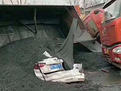 福特福睿斯被侧翻卡车压到，AB柱竟没变形，车内人员无大碍