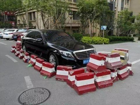 又是悲催的故事，开奔驰S级就可以乱停车？