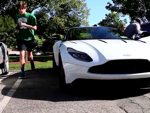 聚会上，一排跑车却被这辆“三轮车”抢镜了，网友：不比宝马便宜