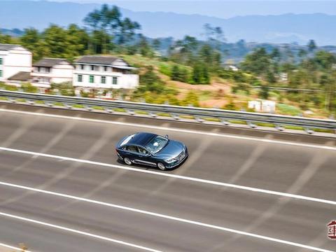 除了超强智能化，睿骋CC还有这个让人目瞪口呆的技能