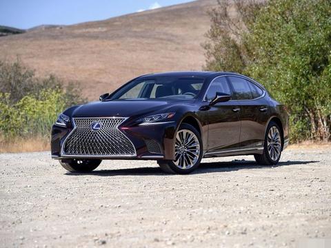 猛虎下山，完胜宝马7系，碾压奥迪A8，百万豪车竟敢这么玩？