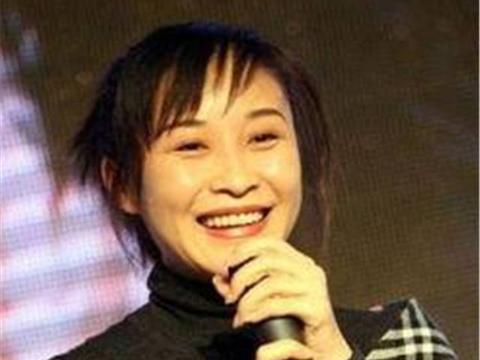 曾卖袜子、摆地摊，今捧红那英开300万路虎，还被蔡国庆看上过！