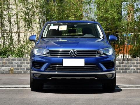 大众途锐轿车被自家的排水管坑惨了，无奈上了3.15