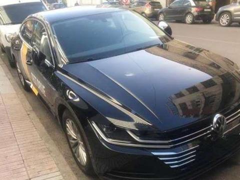 大众铁心要扳倒凯美瑞！全新B级车不足20万，配无框门比奔驰漂亮