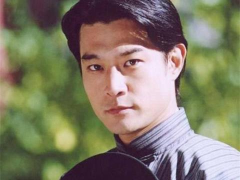 曾恋上伊能静，毁了庾澄庆家庭，今开甲壳虫出行，与女友28年不娶