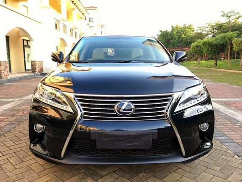 这台雷克萨斯轿车售价22万，无匙进车启动，外观科技感十足