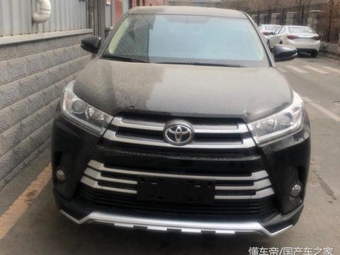 4S停着十多台18款新款汉兰达，全部都已加装前后杠，难怪要加价