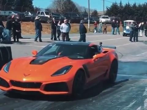 挑战前辈新旧款科尔维特ZR1直线对战