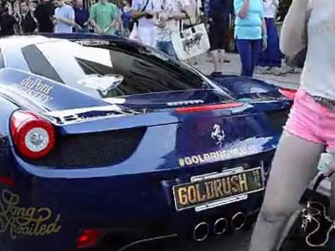 美女开着法拉利458，半路差点撞上布加迪，路人看得一脸焦急