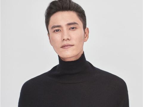 父母离异，高中就当服务员，今年入千万开奥迪A8，却胖得认不出