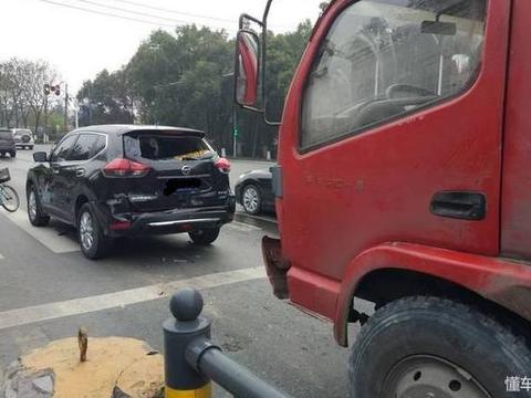 日产奇骏被撞出几米远