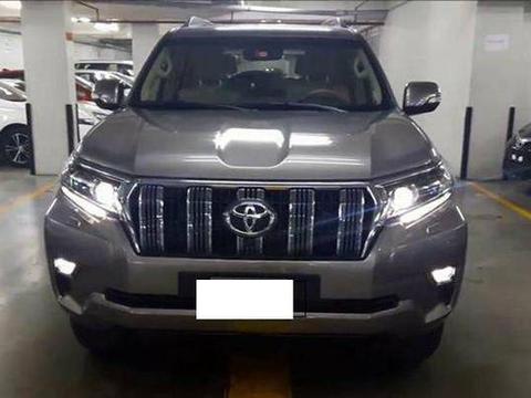 停车场偶遇新款丰田普拉多，造型堪称小号陆巡，开起来老霸道了