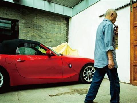 94岁叼烟斗，开宝马飙车，院里有法拉利，买玛莎拉蒂时董事长接待