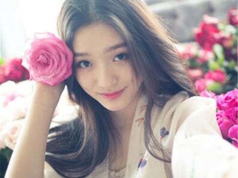 父母都是工人，自己却从12万人脱颖而出，被星爷力捧，今坐上路虎