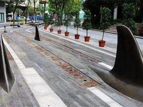 避免车辆驶入，直接安装了一条条“鲨鱼”，这下连牧马人都没辙