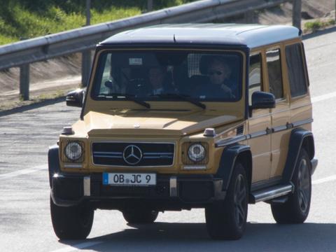 老太太开跑车，开250万越野车出行，80后别再说自己老了