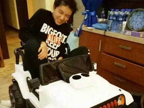 身价3亿的王俊凯，买的第一辆车竟然是这辆，让人大跌眼镜！