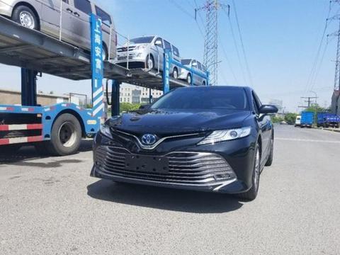 小伙花26万买辆全新丰田凯美瑞，回家路上邂逅一批五菱“神车”