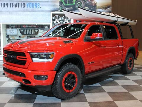 大红色定制款Ram1500，配备货箱龙门架