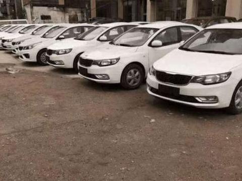 偶遇十几台起亚库存车，店员：库存时间一年多了，现统统6折清仓