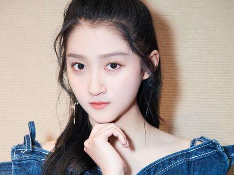 童星出道，未满18岁拍吻戏，用面条代替，今坐红旗L5成鹿晗最爱