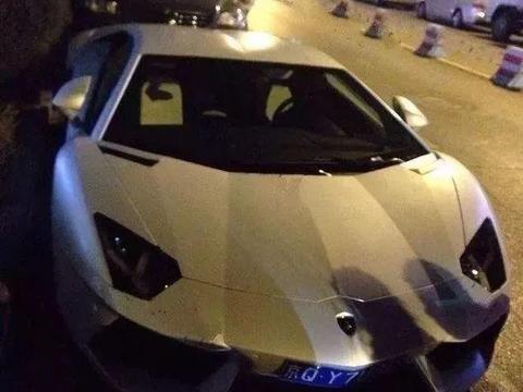 街拍贾乃亮帮小姐姐倒车，但再快的法拉利也追不回心爱的女人！