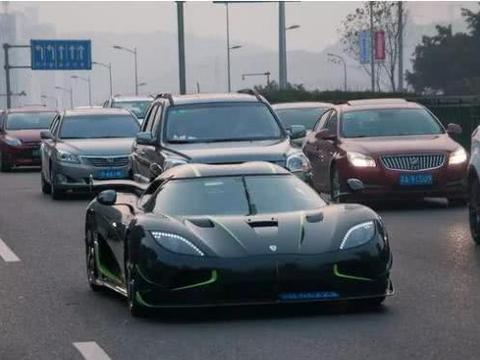 2000万的超跑亮相街头，车险费就抵一辆宝马7系，送你也开不起！